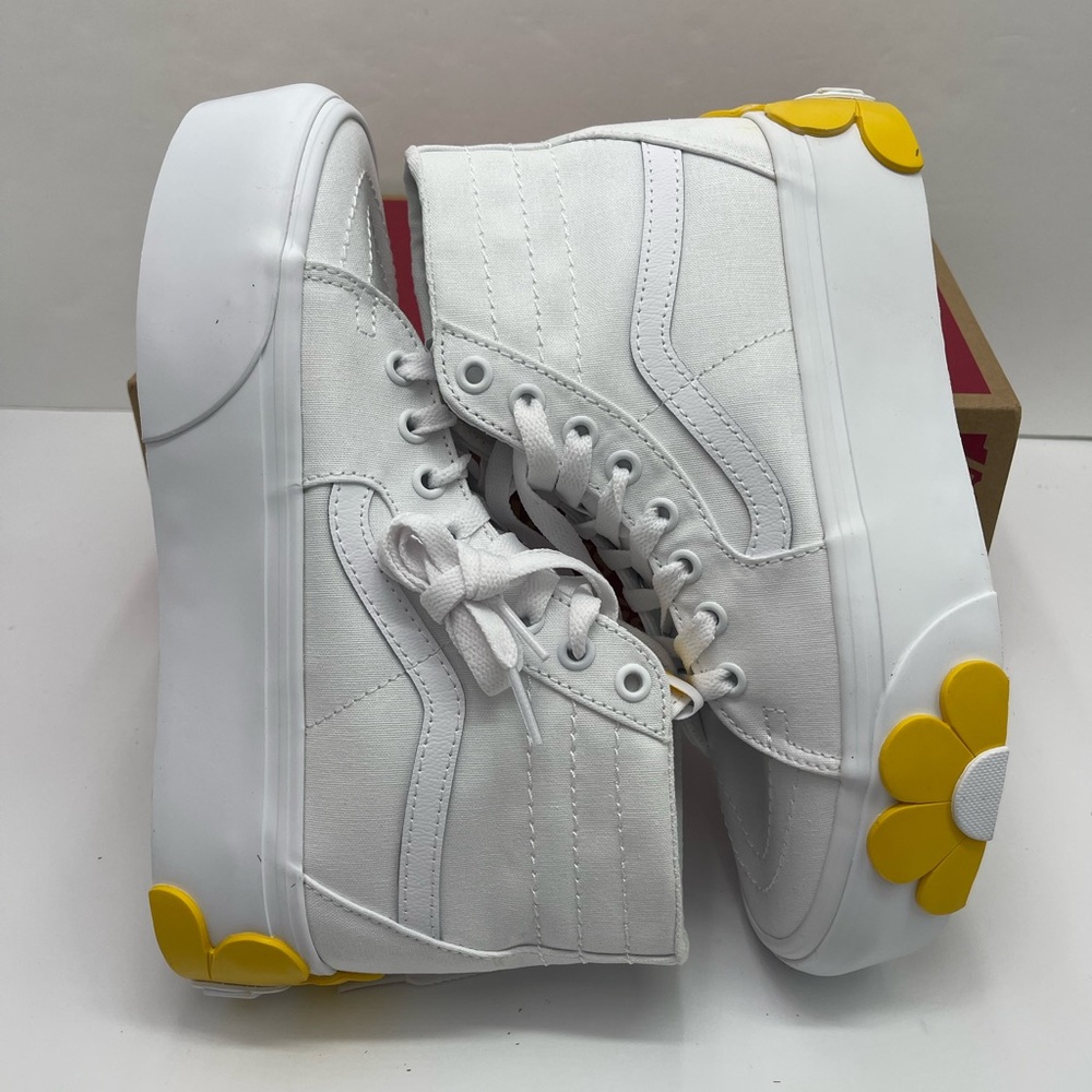 Vans Women's Sk8-Hi Tapered Stackform
True White
VN0A5JM1W00 Platform Sneakers - Picture 13 of 16